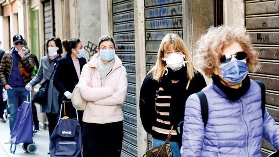 Lo, mừng chống dịch Covid-19 Người dân xếp hàng mua thực phẩm ở Venice, Italy