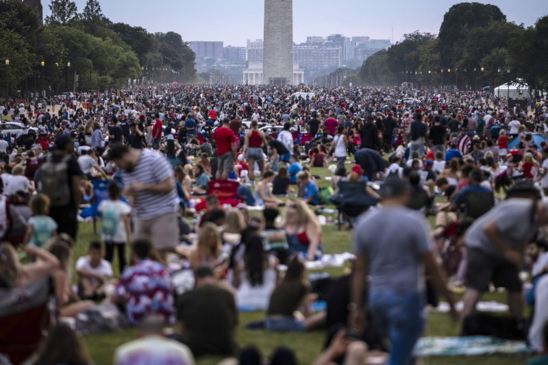 Người dân Mỹ không đeo khẩu trang khi tụ tập mừng Quốc khánh tại Washington D.C hôm 4.7 /// Ảnh: AFP