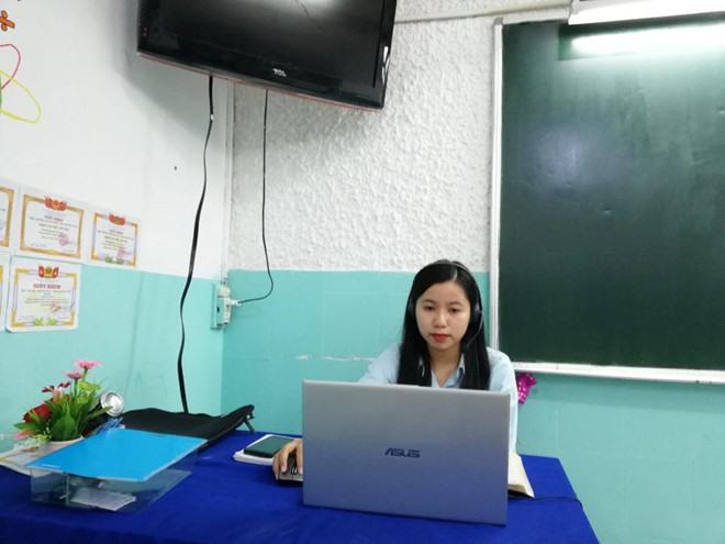 Giáo viên dạy online trong những ngày học sinh chưa đến trường vì dịch Covid-19 /// B.THANH