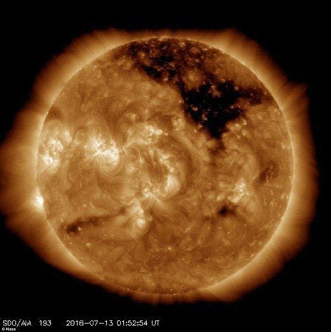 Những hố đen kia là lỗ Coronal, xuất hiện khi từ trường Mặt Trời thoát ra ngoài khí quyển