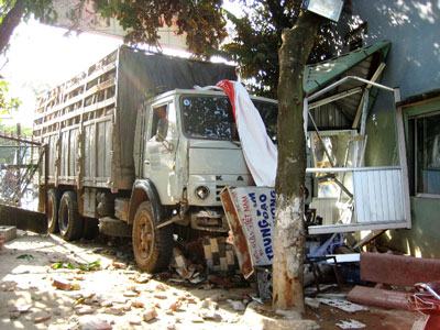 Lo tránh thai phụ, xe tải ủi bay cổng trung tâm nhân đạo