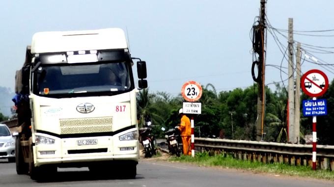 Lo xe chở bauxite làm sập cầu La Ngà