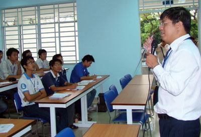 “Loạn phí” và tăng học phí