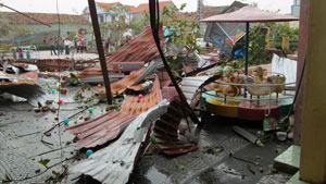 Lốc xoáy phá sập một trường mầm non