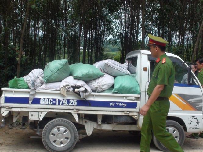 Lợi dụng nghỉ lễ vào rừng phòng hộ đổ trộm rác thải công nghiệp