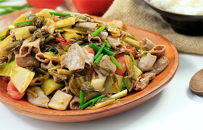 Đĩa lòng xào dưa thơm ngon bắt mắt.