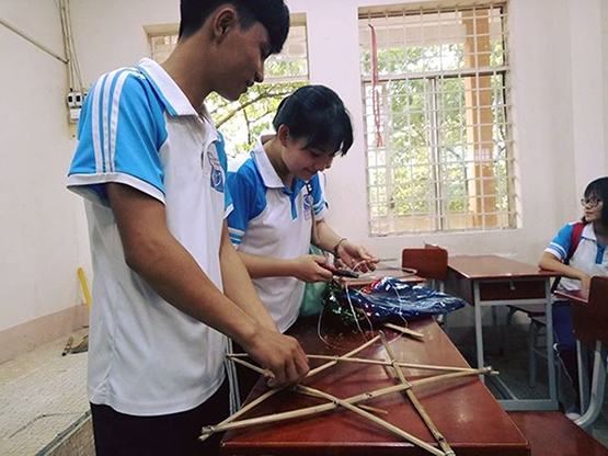 Làm lồng đèn tặng trẻ em khó khăn