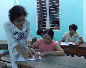 Lớp “bình dân học vụ” giữa lòng thành phố