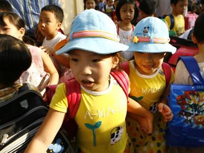 Lớp cơi nới sĩ số: Phạt ai, ai phạt?