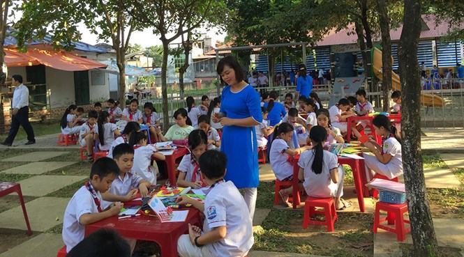 Một giờ học mỹ thuật ngoài trời của Trường TH Hoàng Văn Thụ /// Ảnh: Tuệ Nguyễn