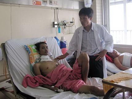 Lốp xe nổ phá nát thực quản tài xế