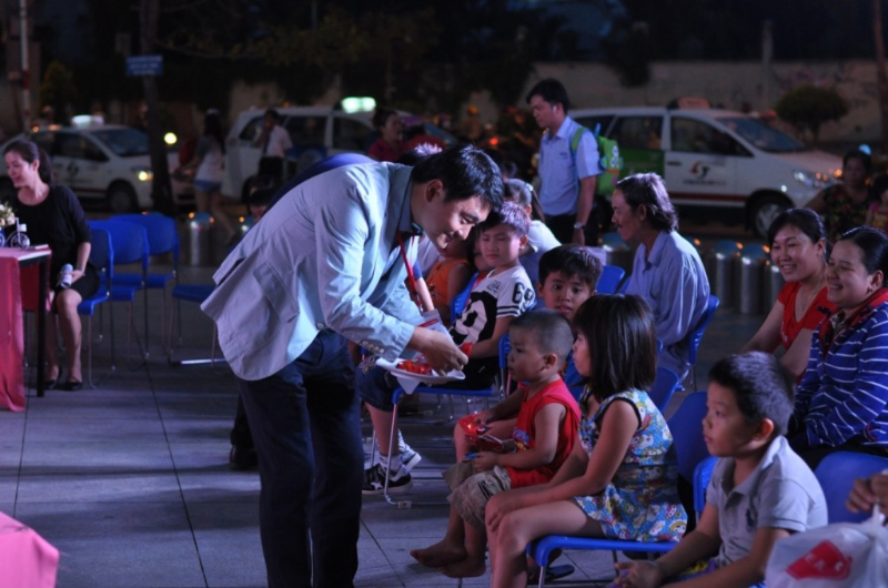 Ông Yoon Byung Soo tặng quà cho các em nhỏ 