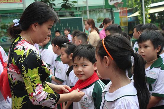 Kết nạp đội viên mới cho học sinh tiểu học