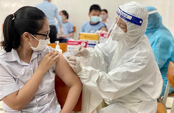 Học sinh được tiêm vắc xin, cả nhà phấn khởi!