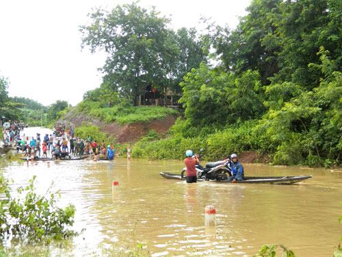 Quảng Trị: Lũ gây chia cắt, cho học sinh nghỉ học