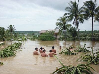 Lũ cuốn trôi 1 học sinh tại Bình Thuận