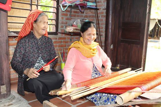 Nghệ nhân Chăm gắn đời bên khung dệt