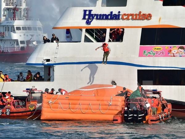 Lực lượng bảo vệ bờ biển Hàn Quốc diễn tập bắn đạn thật