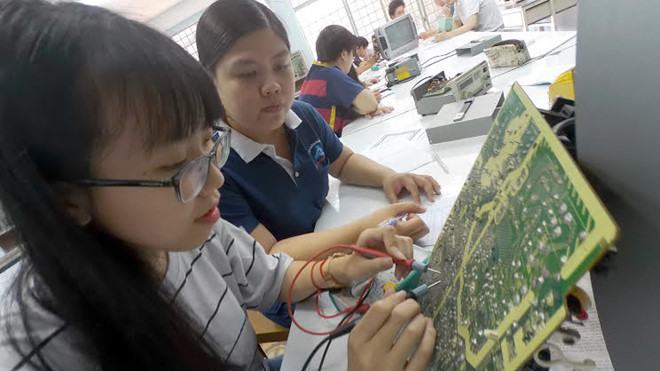 Sinh viên Trường ĐH Bách khoa TP.HCM trong giờ thực hành /// Ảnh: Đào Ngọc Thạch