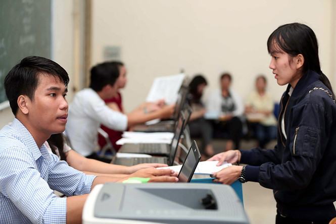 Thí sinh nộp hồ sơ xét tuyển vào Trường ĐH Sư phạm TP.HCM năm 2017 /// ẢNH: ĐÀO NGỌC THẠCH