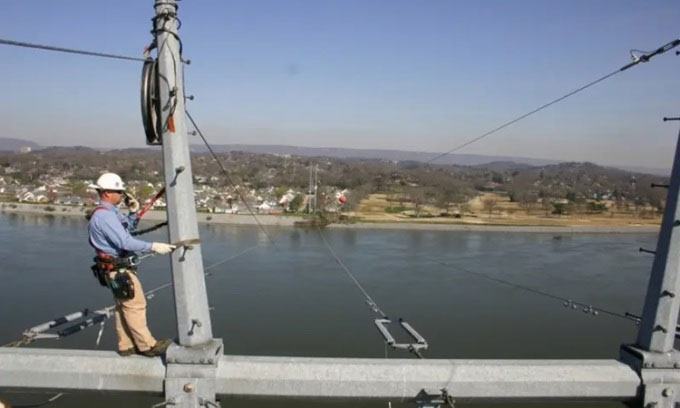  Công nhân EPB lắp đặt cáp quang trên mặt sông Tennesseel. 