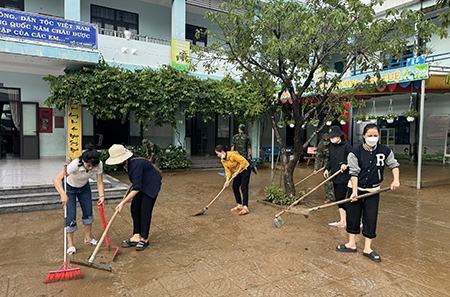 Đà Nẵng: Trường học vùng trũng lại ngập bùn sau mưa lớn