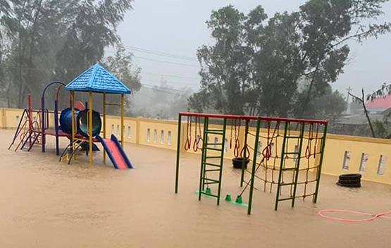 Học sinh miền Trung nghỉ học vì mưa lũ