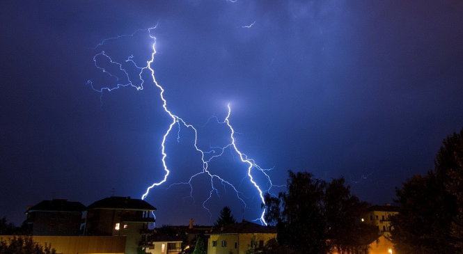 Lý do buộc bạn không dùng điện thoại ngoài trời lúc mưa dông