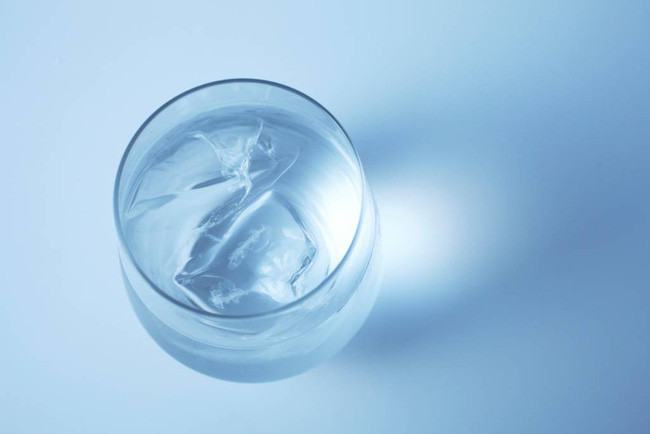 Uống nước lạnh vào sẽ khiến cơ bắp căng cứng, mạch máu khó lưu thông. Uống nước lạnh vào sẽ khiến cơ bắp căng cứng, mạch máu khó lưu thông.