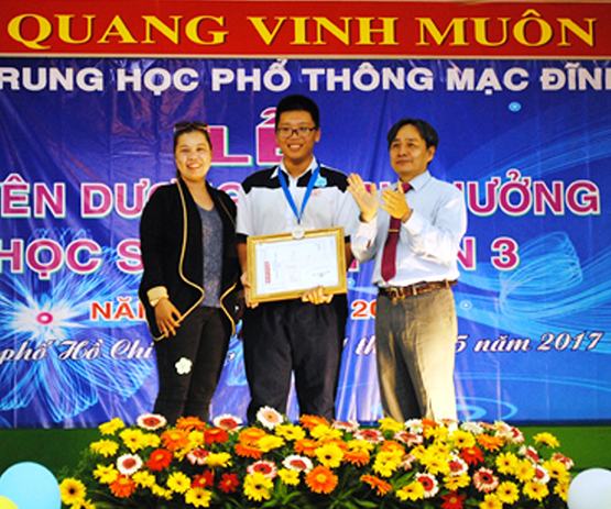 Khen thưởng 244 HS giỏi các cấp