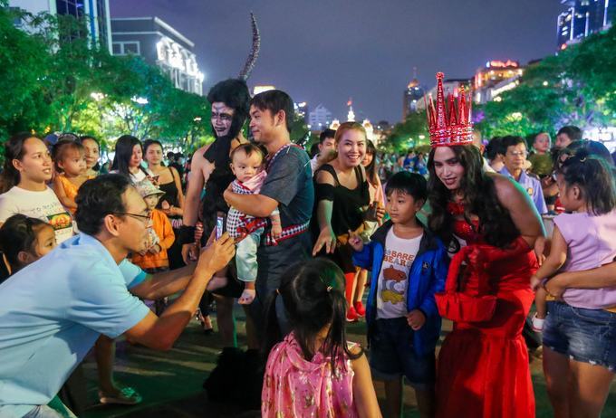 Ma quỷ tràn ngập phố đi bộ Sài Gòn đêm Halloween