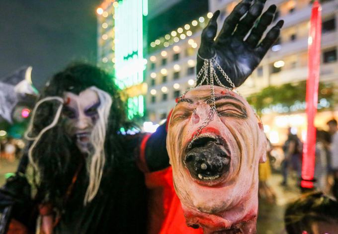 Ma quỷ tràn ngập phố đi bộ Sài Gòn đêm Halloween