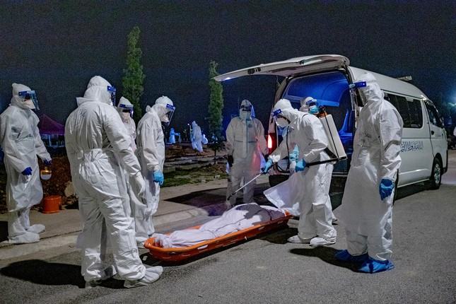 Malaysia: Mỗi ngày cả trăm ca tử vong vì COVID-19, có thi thể chờ bốn ngày mới được chôn ảnh 2
