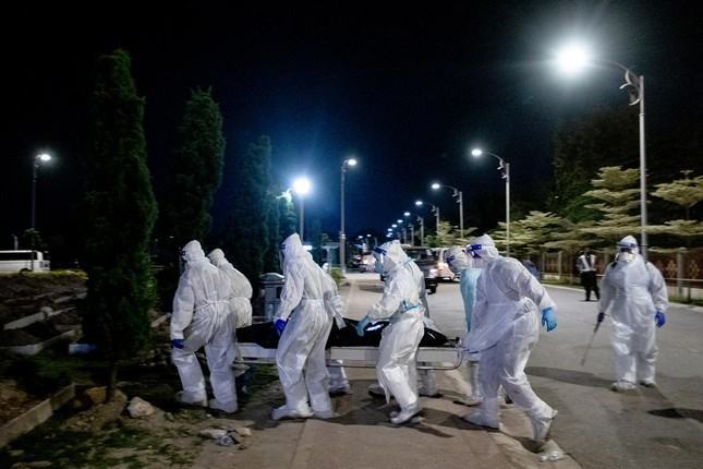 Malaysia: Mỗi ngày cả trăm ca tử vong vì COVID-19, có thi thể chờ bốn ngày mới được chôn ảnh 3