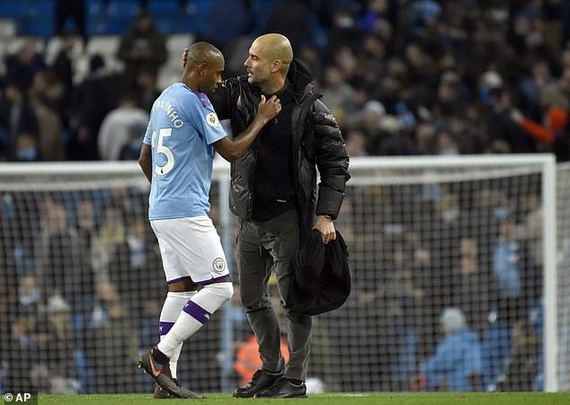 Man City “tặng quà năm mới” cho Fernandinho