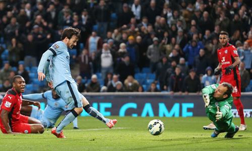 Man City thắng chật vật để tiếp tục bám đuổi Chelsea