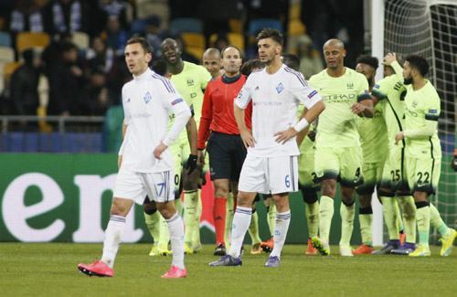 man-city-thang-dam-luot-di-dat-mot-chan-vao-tu-ket-2