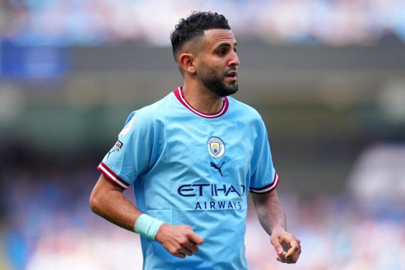 Man City thanh lý Mahrez thu về cục tiền