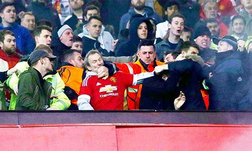 Man Utd và Liverpool bị phạt nặng vì để CĐV quậy phá