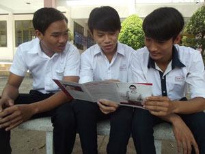 Mạnh mẽ đứng dậy bằng… đôi chân giả