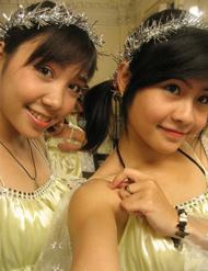 Hương Mai (phải) chụp ảnh cùng bạn bè.