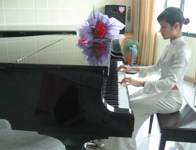 Mai cũng là một cô bạn chơi đàn rất siêu đấy nhé! Mai cũng là một cô bạn chơi đàn rất siêu đấy nhé!