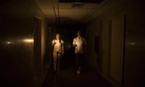 Cuộc sống trong bóng tối vì mất điện của người Venezuela