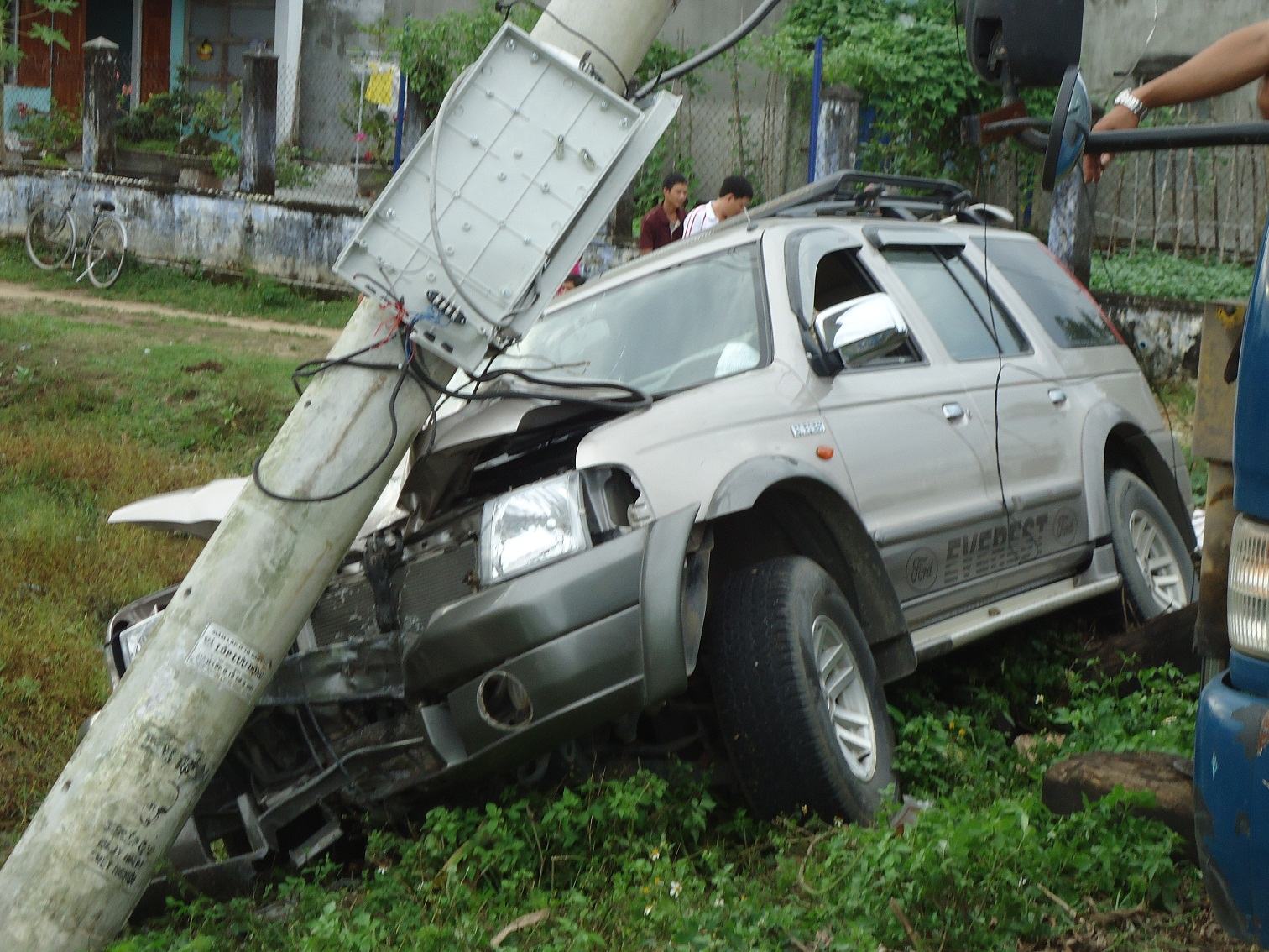 Mất lái, ô tô đâm đổ trụ điện