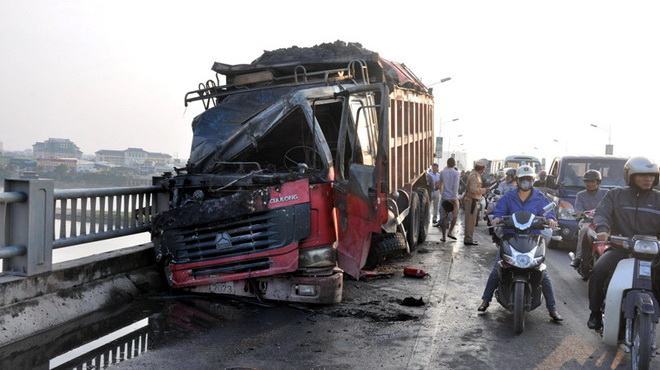 Mất lái, xe đâm thành cầu Vĩnh Tuy bốc cháy