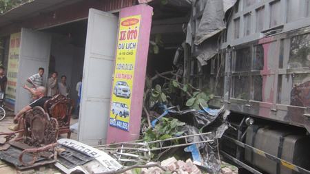 Mất lái, xe tải cày nát 3 nhà dân