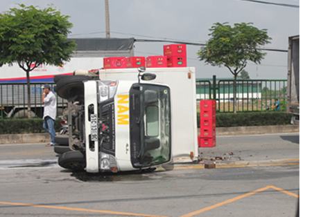 Mất lái, xe tải chở bia lật ngang trên quốc lộ