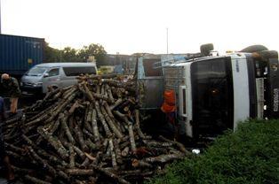 Mất lái, xe tải chở gỗ đè bẹp “xế hộp“ 7 chỗ