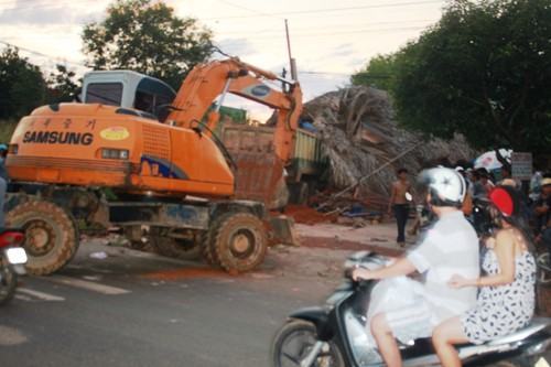 Mất thắng, xe ben tông sập nhà dân