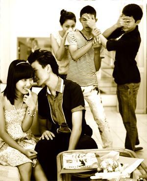 Mắt thấy tay… che vì cặp đôi quá “tình cảm”